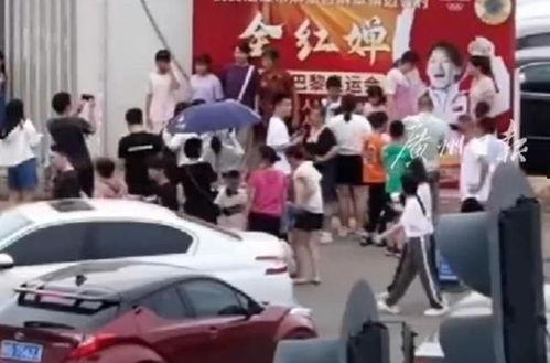 网红堵门,揭秘网络红人现象背后的争议与反思