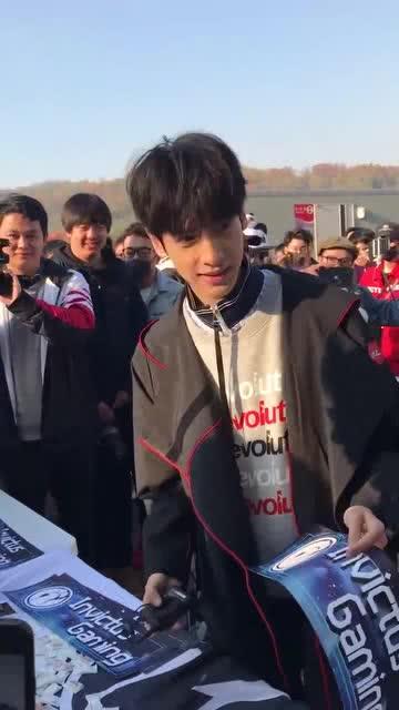 哈尔滨网红男孩跳舞,街头舞蹈成城市新风尚