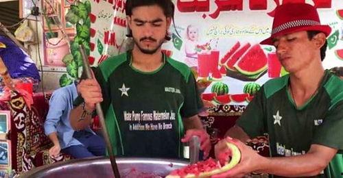 孙子表演吃瓜神技,一瓜在手，笑傲江湖