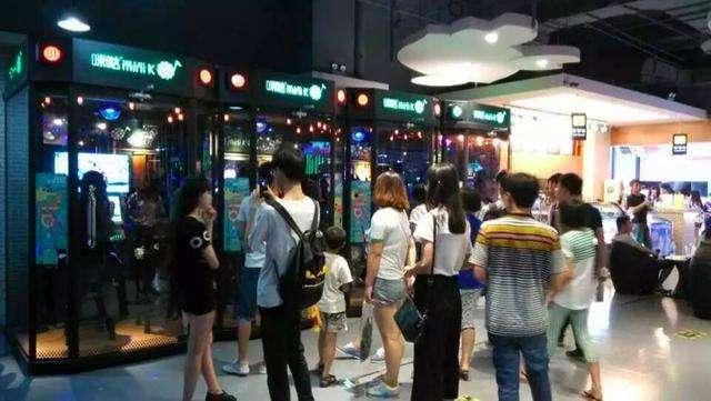 商场唱吧吃瓜,吃瓜群众的热闹现场